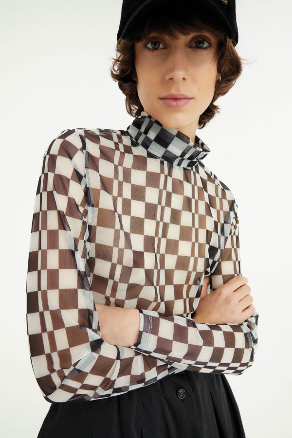 Camisola de gola alta com padrão de xadrez em malha