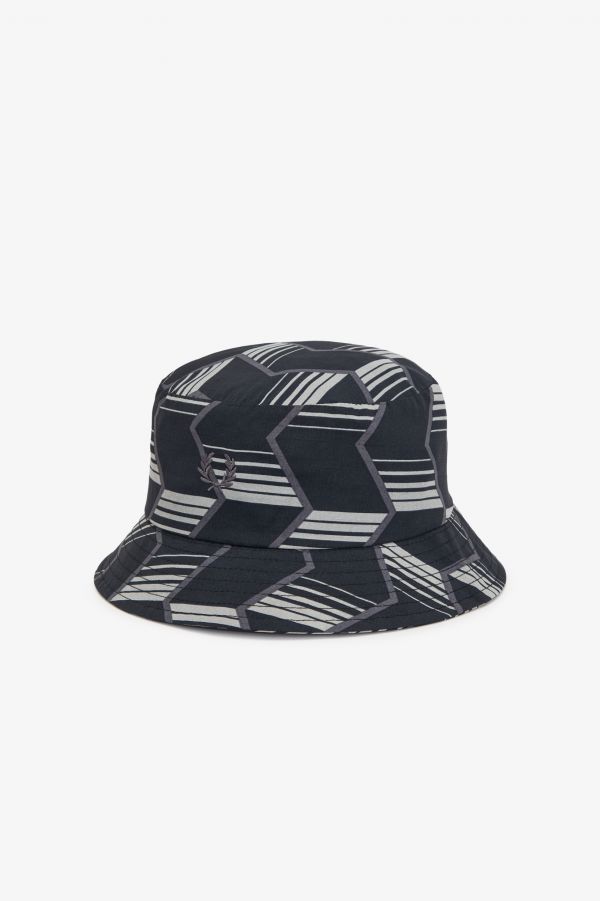 قبعة دلو مخططة بتصميم شيفرون
