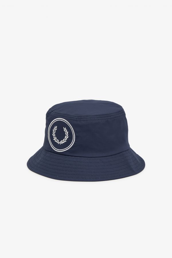 Chapéu panamá antirrasgões com o símbolo da marca circular