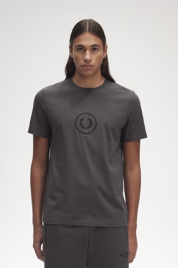 Camiseta con círculo con el logotipo de la marca
