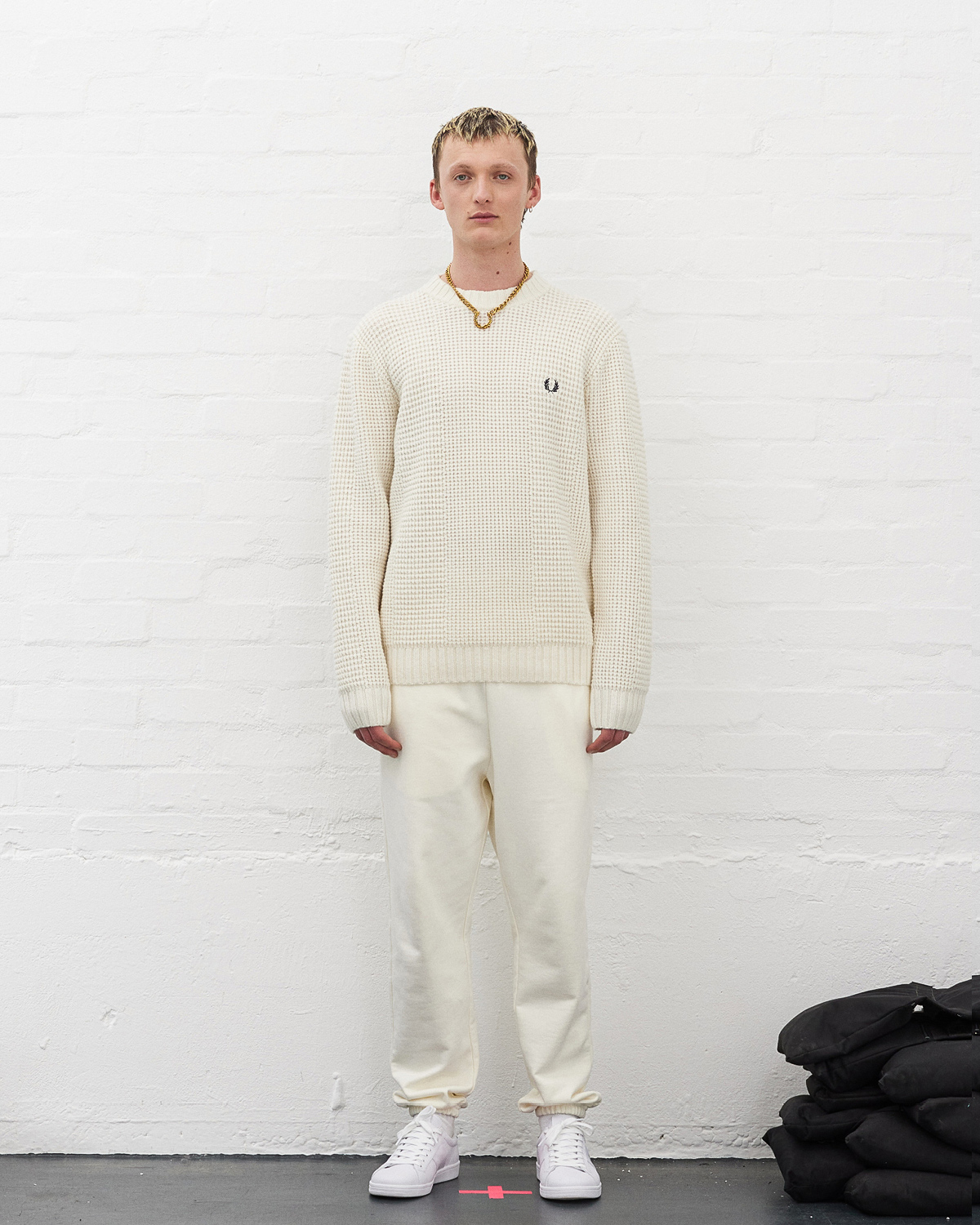 Double Chain Laurel Wreath Necklace / Gold
Textured Jumper / Ecru
Pocket Detail Track Pants / Ecru
Spencer / White