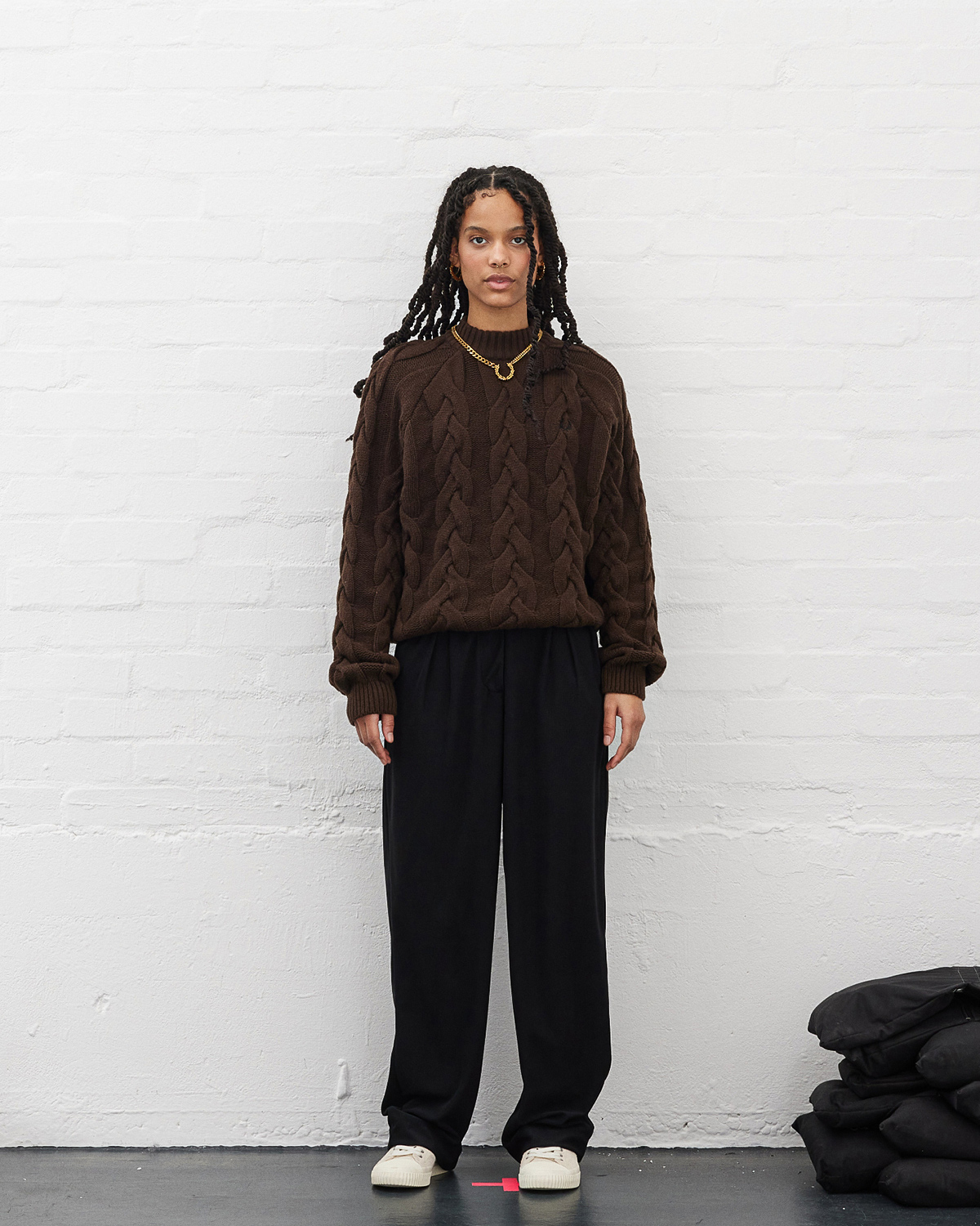 Chunky Laurel Wreath Necklace / Gold
Cable Knit Jumper / Burnt Tobacco
Corduroy Trousers / Black
Hughes Mid / Ecru